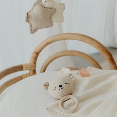 Zum Thema Wochenbettdepressionen ist ein Babybett zu sehen