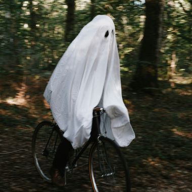 Ein Geist auf einem Fahrrad als Symbolbild für das Phänomen Ghosting