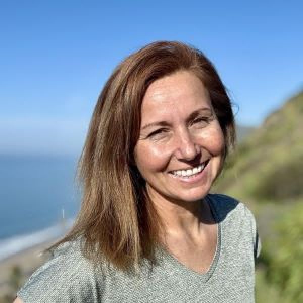 Foto von Online-Psychologin Katrin Speth in Nahaufnahme am Strand in Kalifornien